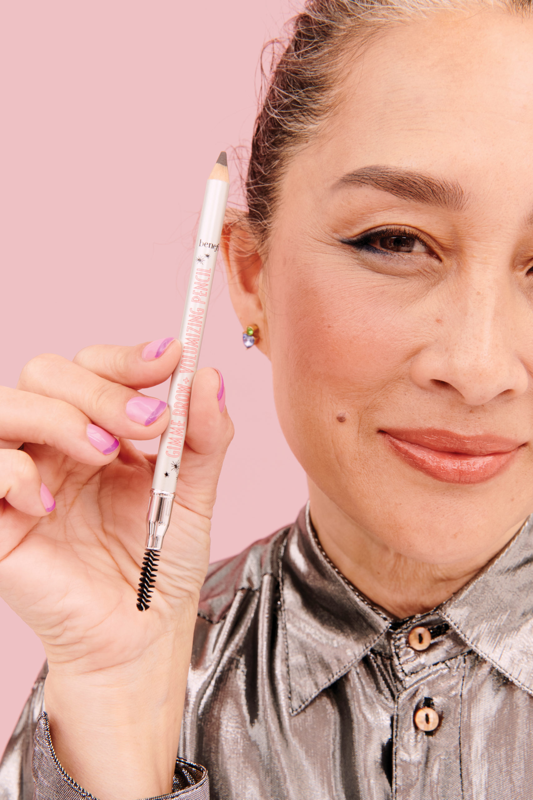 Você está visualizando atualmente Lançamento Beleza | Gimme Brow+ Volumizing Pencil: Benefit Cosmetics lança primeiro lápis de sobrancelha em pó e fibras