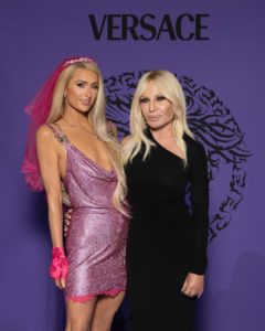 Leia mais sobre o artigo Paris Hilton para Versace Verão 2023