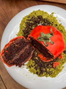Leia mais sobre o artigo Pomodonino: Sobremesa em formato de tomate é a nova criação do chef Rodolfo De Santis no Nino Cucina