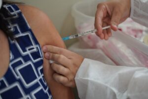 Leia mais sobre o artigo Governo de Goiás alerta população a completar esquema vacinal contra Covid-19