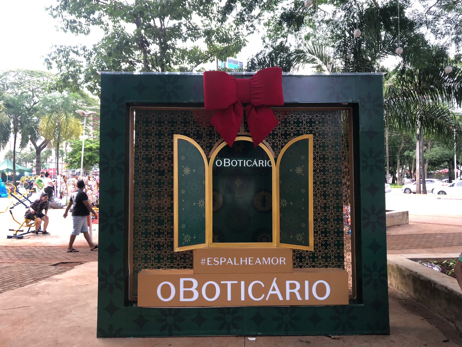 Você está visualizando atualmente Decoração na Praça Tamandaré e caminhão itinerante com presença do Papai Noel são presentes do Boticário para Goiânia neste Natal