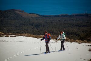 Leia mais sobre o artigo No Chile, faça de caminhada na neve a esqui na encosta do vulcão