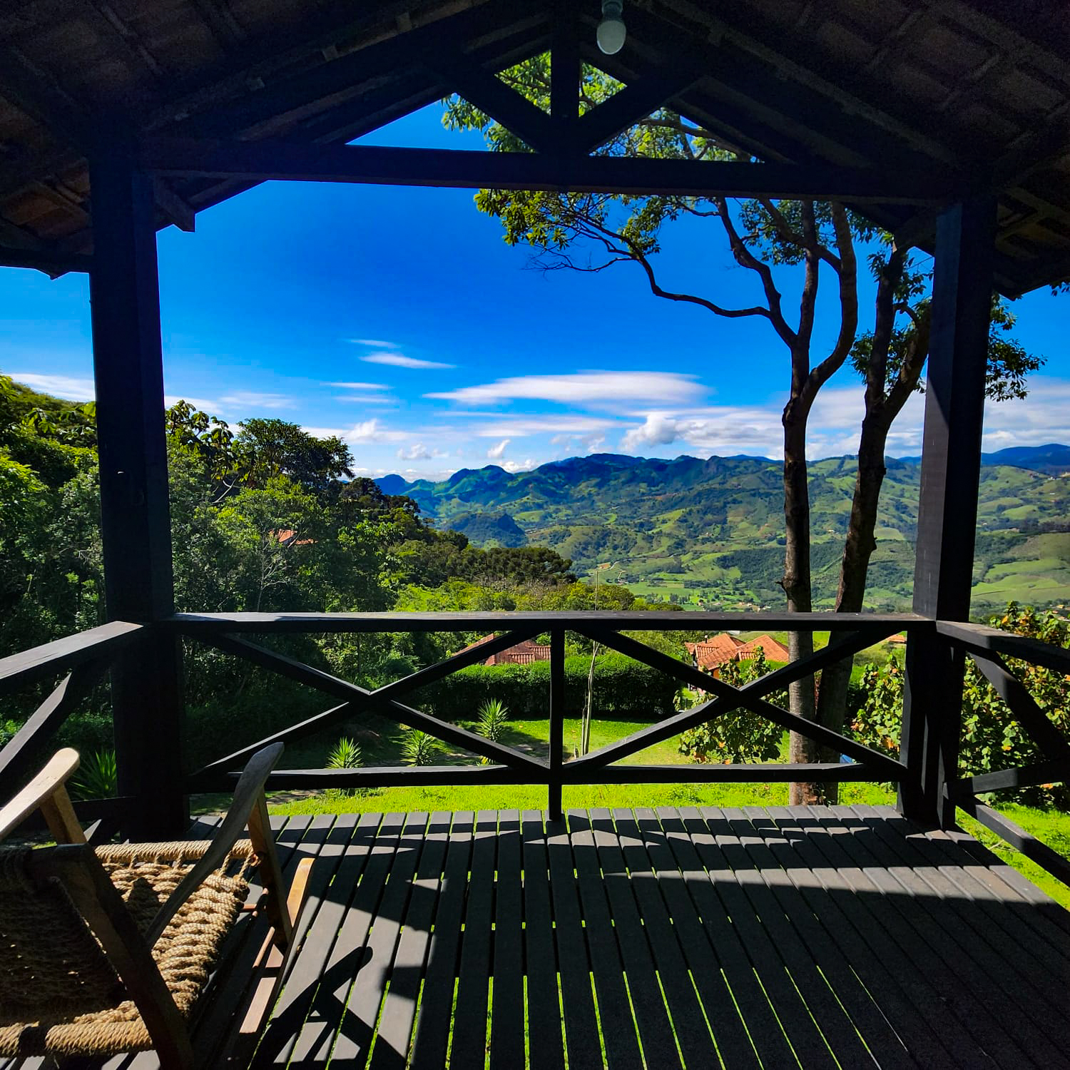 Você está visualizando atualmente Quer fugir da muvuca das praias? Conecte-se com a natureza a 1.400m de altitude em Gonçalves (MG)