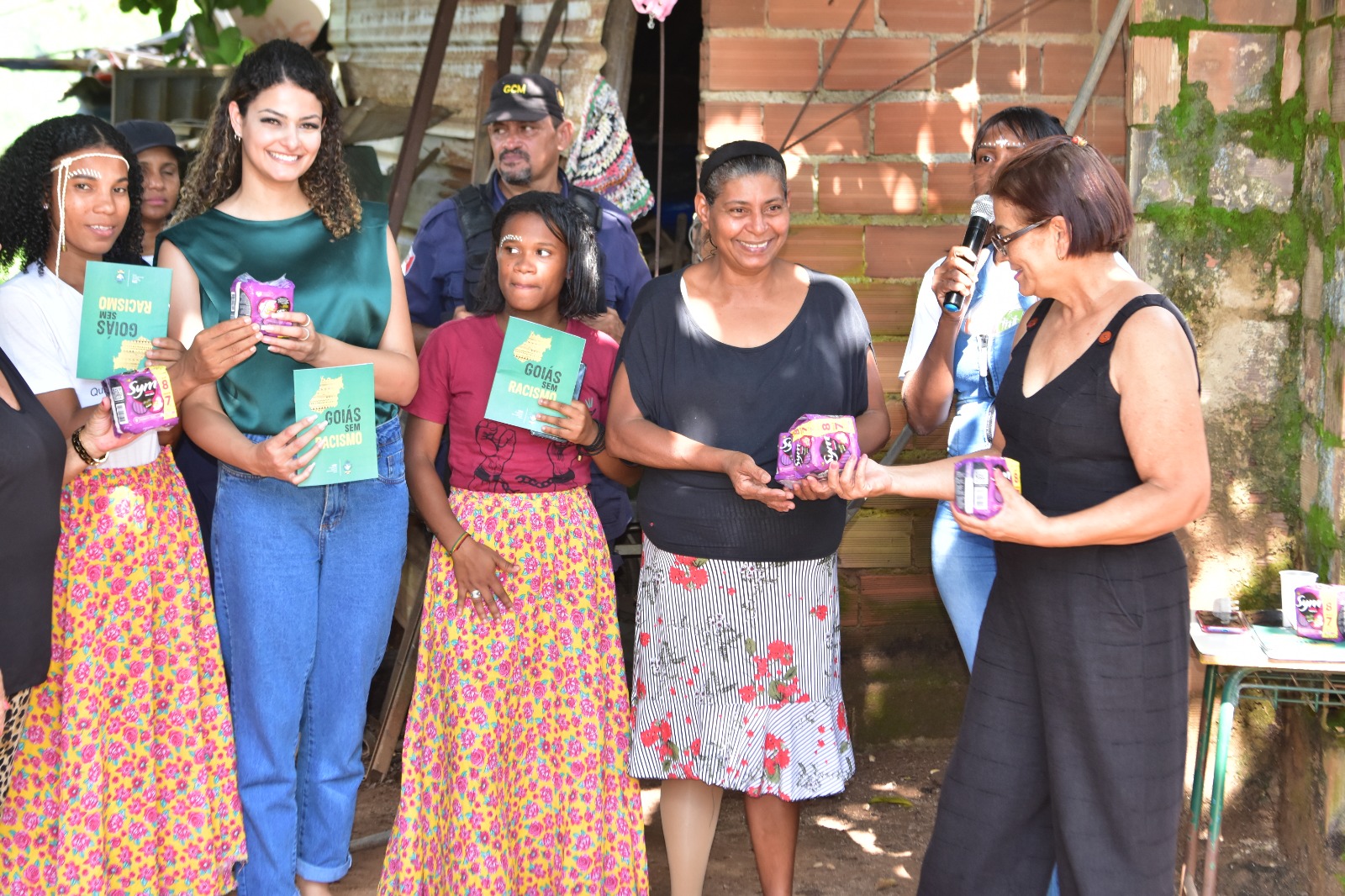 Você está visualizando atualmente Governo de Goiás entrega absorventes para meninas e mulheres de comunidade quilombola