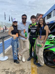 Leia mais sobre o artigo Lorena Cantanhede e Thiago Almeida, juntos com a NASCAR Brasil, criam memórias afetivas de pai para filha na abertura da temporada de 2023.