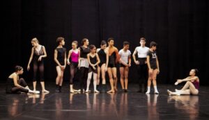 Leia mais sobre o artigo Treze bailarinos da EFG Basileu França participam do maior festival de dança do mundo