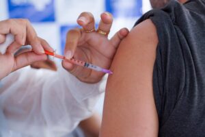 Leia mais sobre o artigo Baixa procura pela vacina bivalente em Goiás preocupa autoridades de saúde