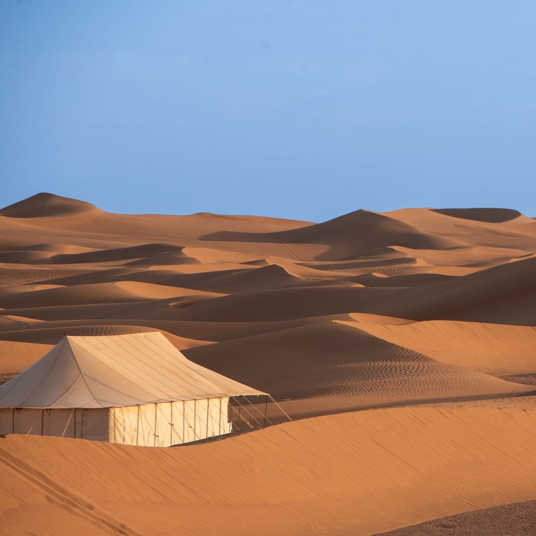 Você está visualizando atualmente Você já sonhou em dormir no meio do Deserto do Saara?