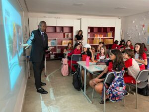 Leia mais sobre o artigo Embaixador do Quênia troca experiências culturais com alunos da Escola Canadense de Goiânia