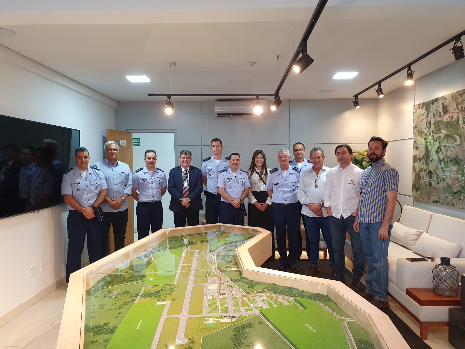 Você está visualizando atualmente Em visita à Goiânia, oficiais da Aeronáutica conhecem projeto do Antares Polo Aeronáutico