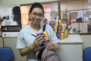 Leia mais sobre o artigo <em>Dignidade Menstrual entrega mais de 44 mil pacotes de absorventes à mulheres e adolescentes em vulnerabilidade social</em>