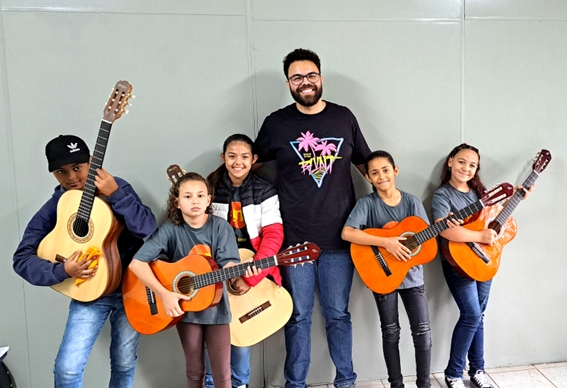 Você está visualizando atualmente Projeto Musicou em Minas Gerais está com matrículas abertas em cursos de música gratuitos para  crianças, adolescentes, jovens, adultos e idosos