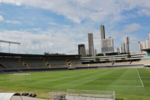 Leia mais sobre o artigo <em>Governo de Goiás define modelo para revitalização e modernização do Estádio Serra Dourada</em>