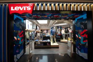 Leia mais sobre o artigo Levi’s reinaugura loja conceito no Morumbi Shopping que reflete momento atual da marca no Brasil