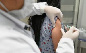 Leia mais sobre o artigo <em>Saúde estadual alerta: vacinas evitam internações e mortes</em>