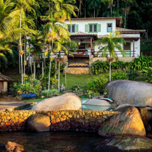 Leia mais sobre o artigo Férias de julho: casas de praia em Paraty são ideais para relaxar em meio à natureza