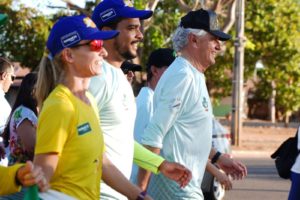 Leia mais sobre o artigo Ronaldo Caiado recebe atletas na chegada da 29ª Caminhada Ecológica em Aruanã