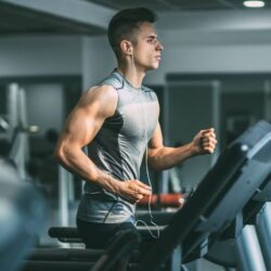 Som alto nas academias: corpo em forma, audição em risco