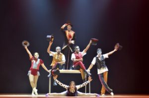 Leia mais sobre o artigo Espetáculo circense “Cartolagem” anima palco do Teatro Basileu França