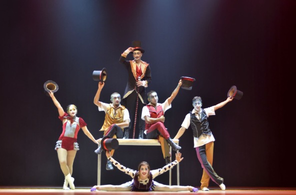 Você está visualizando atualmente Espetáculo circense “Cartolagem” anima palco do Teatro Basileu França