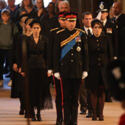 Netos da rainha fazem vigília
