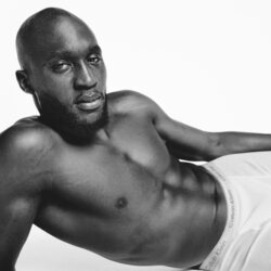 Calvin Klein apresenta a campanha de Underwear Calvins ou nada estrelando Maya Hawke e Romelu Lukaku