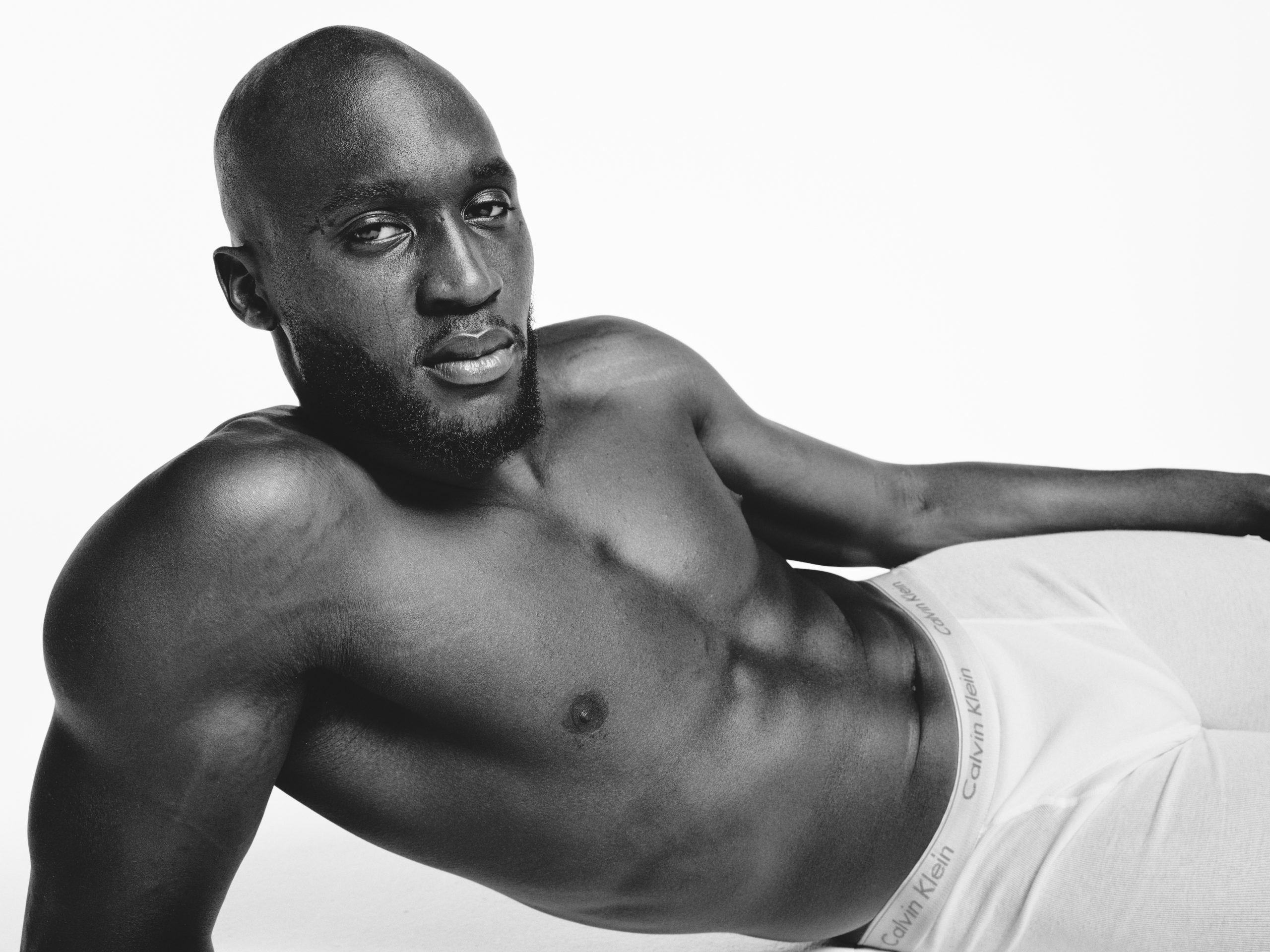 No momento, você está visualizando Calvin Klein apresenta a campanha de Underwear Calvins ou nada estrelando Maya Hawke e Romelu Lukaku