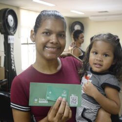 Governo estadual faz segunda rodada de entregas do Mães de Goiás em 16 municípios