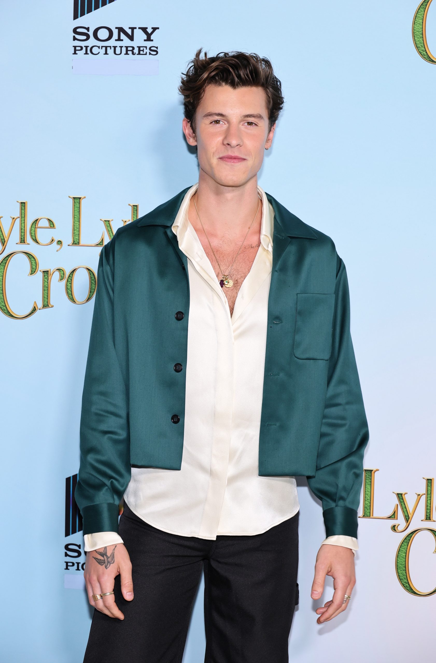 Você está visualizando atualmente Shawn Mendes veste conjunto personalizado e sustentável de Tommy Hilfiger durante a premiere “Lyle, Lyle, Crocodile”