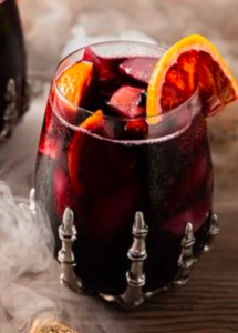 Leia mais sobre o artigo Drink de Halloween: Sangria espanhola com vinho inspirado em lenda de lobo
