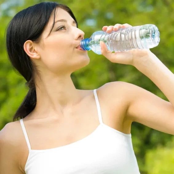 Você está visualizando atualmente Beber água regularmente realmente ajuda a emagrecer?