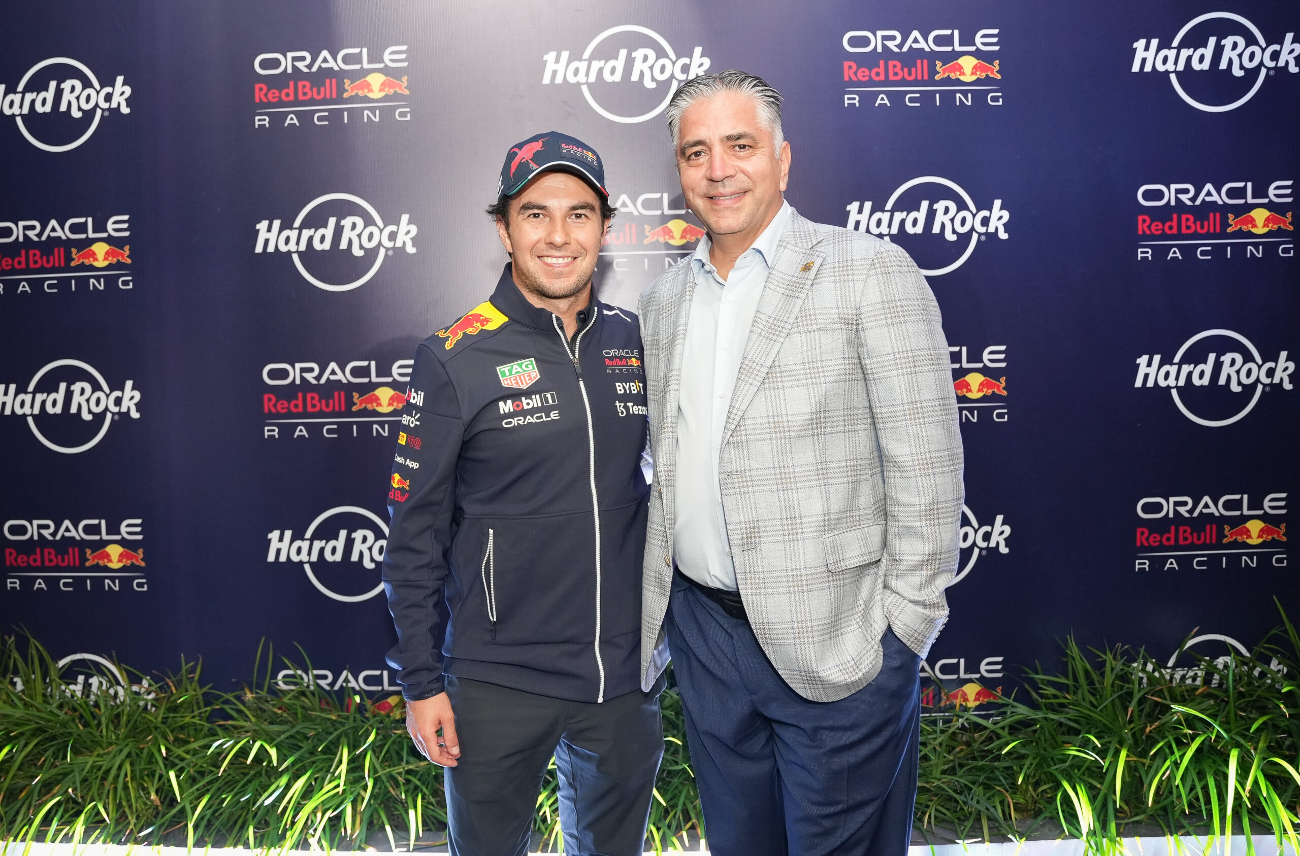 Você está visualizando atualmente Hard Rock recebe piloto Sérgio Perez em evento VIP em São Paulo