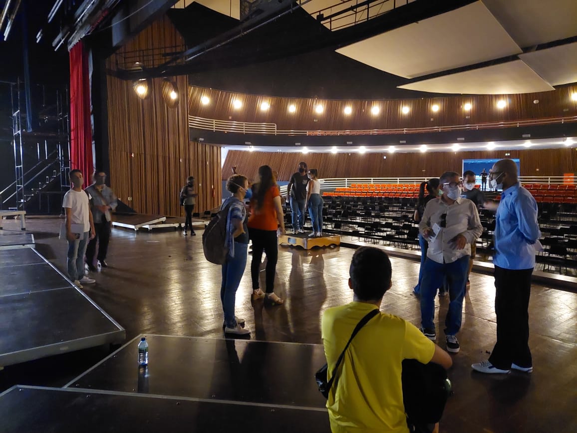 No momento, você está visualizando Basileu França promove evento híbrido sobre produção cênica