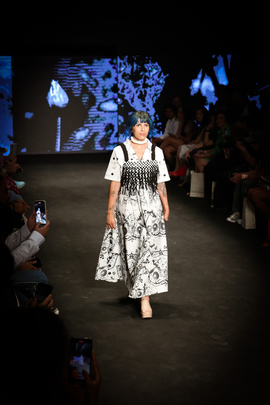 No momento, você está visualizando Juliana Santos estreia nas passarelas da SPFW 54: “Um passo para termos uma moda mais inclusiva”