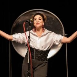 Marisa Orth interpreta ” Barbara”,  no teatro Renaissance, em São Paulo