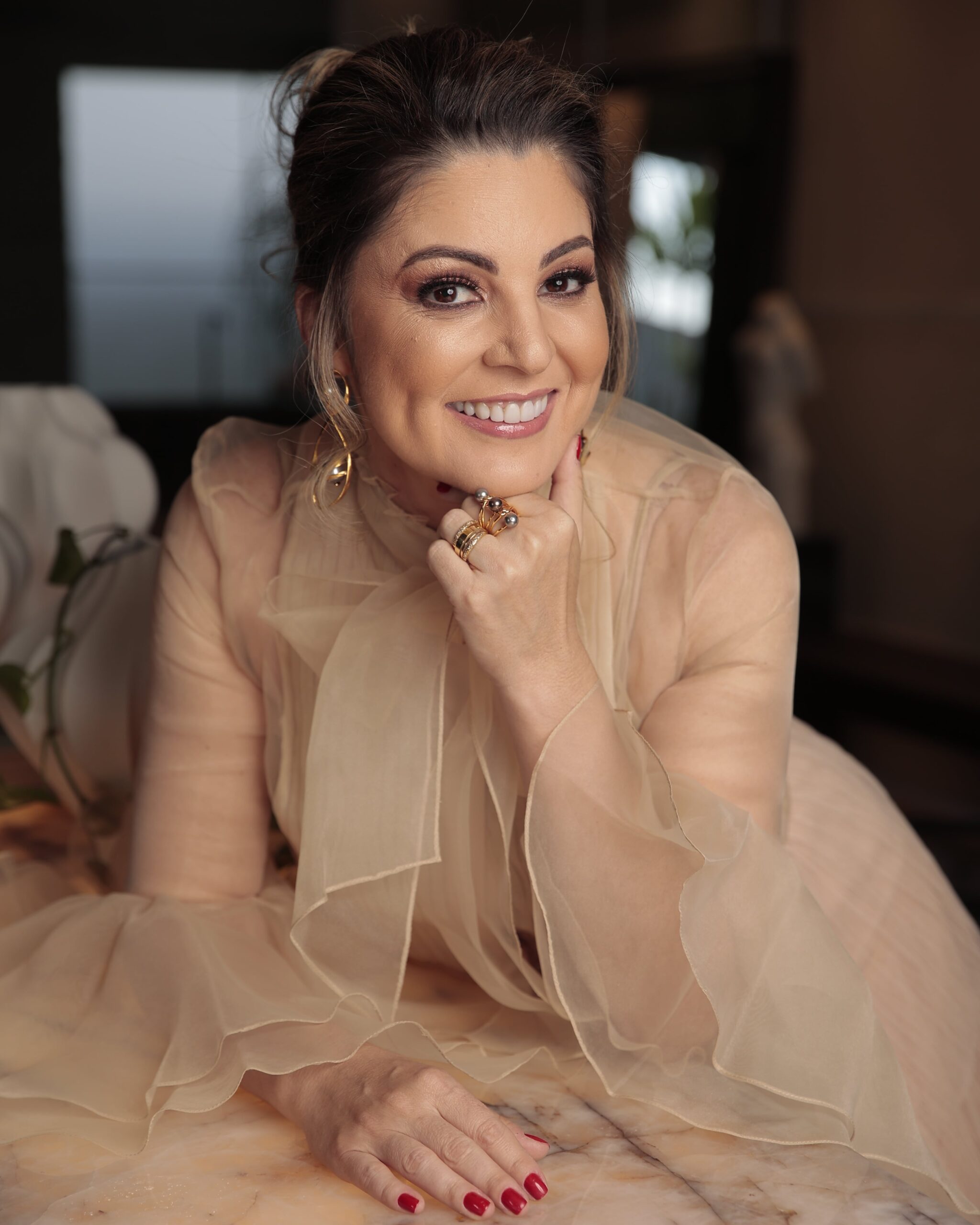 No momento, você está visualizando A Revista Stile Entrevistou a Empresária Thais Rezende, Exemplo  de Empreendedorismo e Profissionalismo