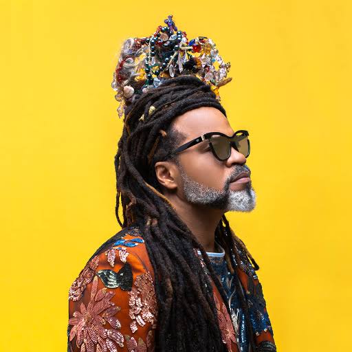 Você está visualizando atualmente Como parte das comemorações de 60 anos, Carlinhos Brown lança coleção exclusiva em parceria com a Papel Craft