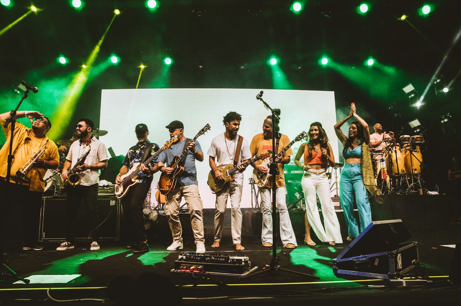 No momento, você está visualizando Famosos curtem show de Natiruts no Village Betano