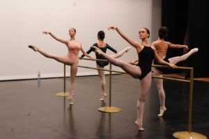 Leia mais sobre o artigo Bailarinas da EFG Basileu França participam da maior competição mundial de dança