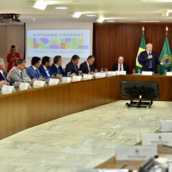 Lula faz agradecimento ao governador Ronaldo Caiado por atuação no 8 de janeiro