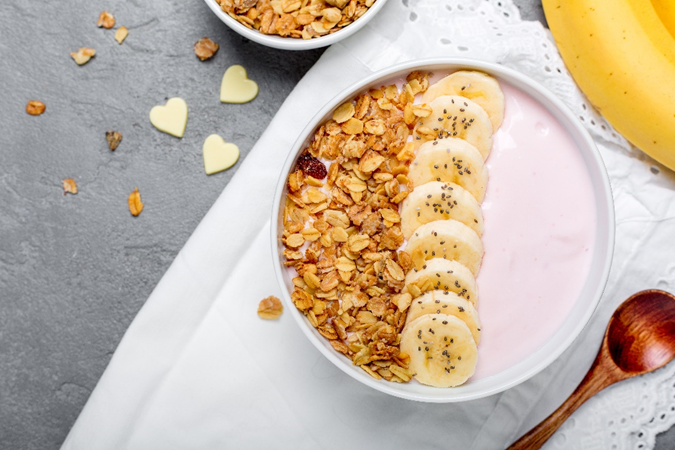 Você está visualizando atualmente Sobremesa refrescante e de três ingredientes? Aprenda o creme de banana com granola do Divino Fogão