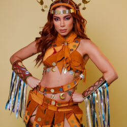 Os figurinos usados por Anitta na apresentação de seus “Ensaios da Anitta”, trás homenagem a mulheres fortes