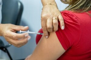 Leia mais sobre o artigo Governo de Goiás convoca população a atualizar vacinas contra Covid-19 antes do Carnaval