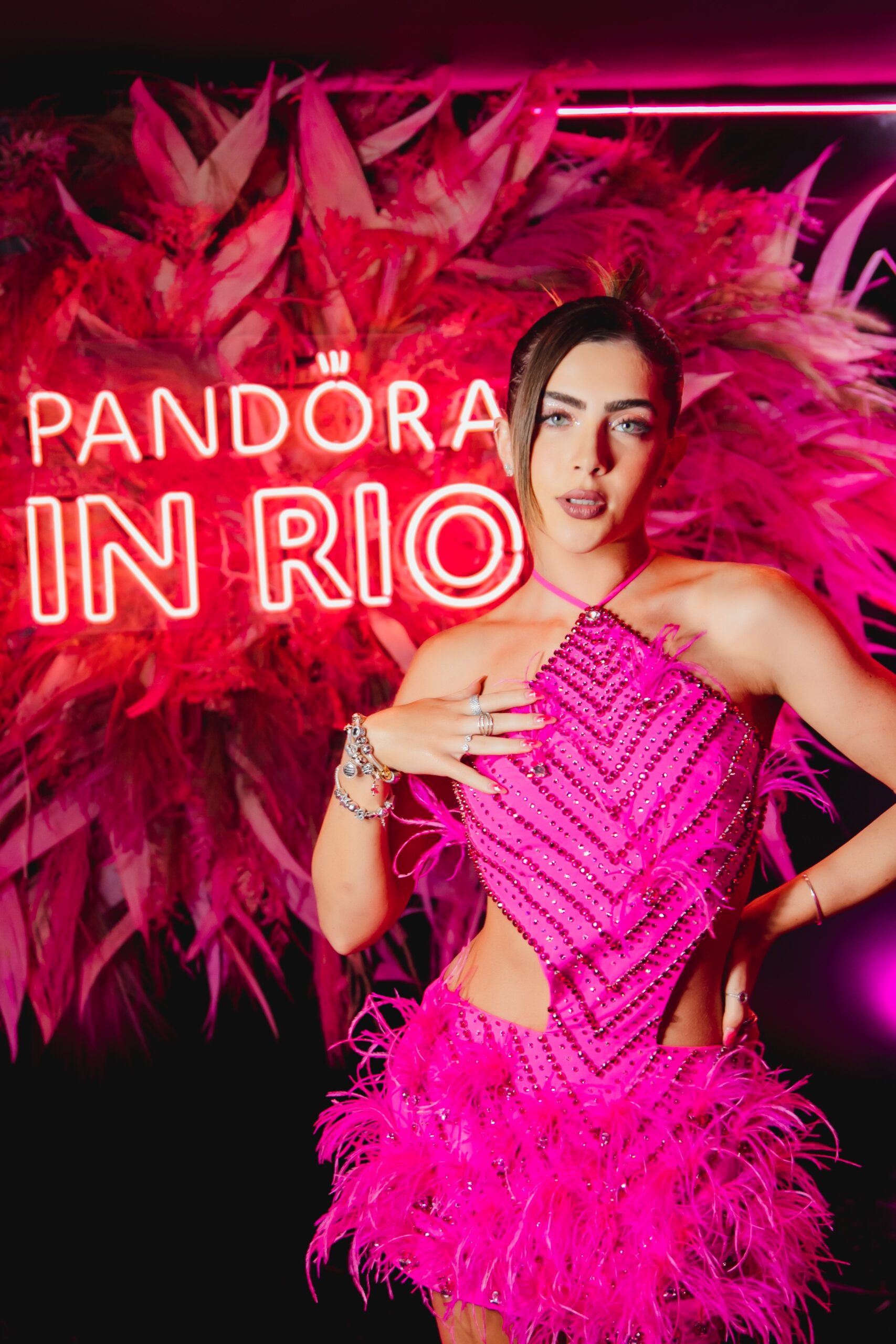 No momento, você está visualizando Jade Picon e time marcam presença no camarote da Pandora, na Sapucaí