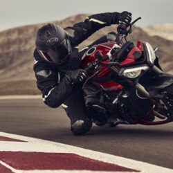 Triumph promove lançamento da nova família Street Triple na Espanha 