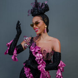 Anitta usa figurino inspirado em Carmen Miranda para a reta final do Carnaval