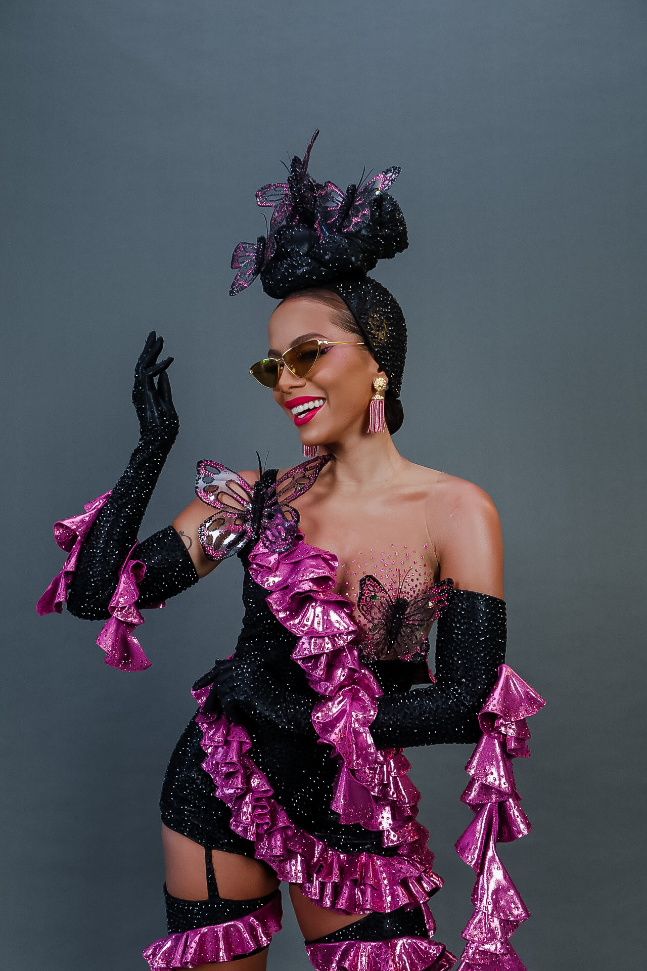 No momento, você está visualizando Anitta usa figurino inspirado em Carmen Miranda para a reta final do Carnaval