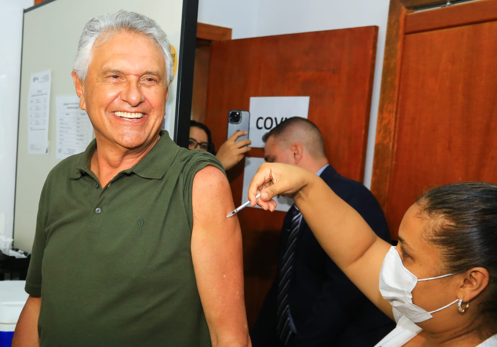 No momento, você está visualizando Ao tomar vacina bivalente contra Covid-19, Caiado pede que goianos se imunizem