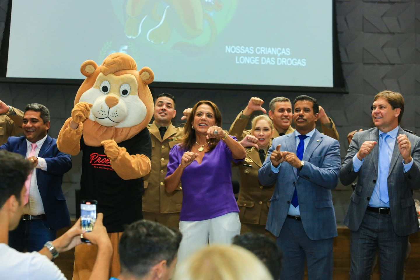 Você está visualizando atualmente Gracinha Caiado celebra combate à criminalidade em Goiás durante aniversário de 25 anos do Proerd