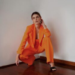 Dinamismo e ousadia: como apostar na cor laranja no alto verão